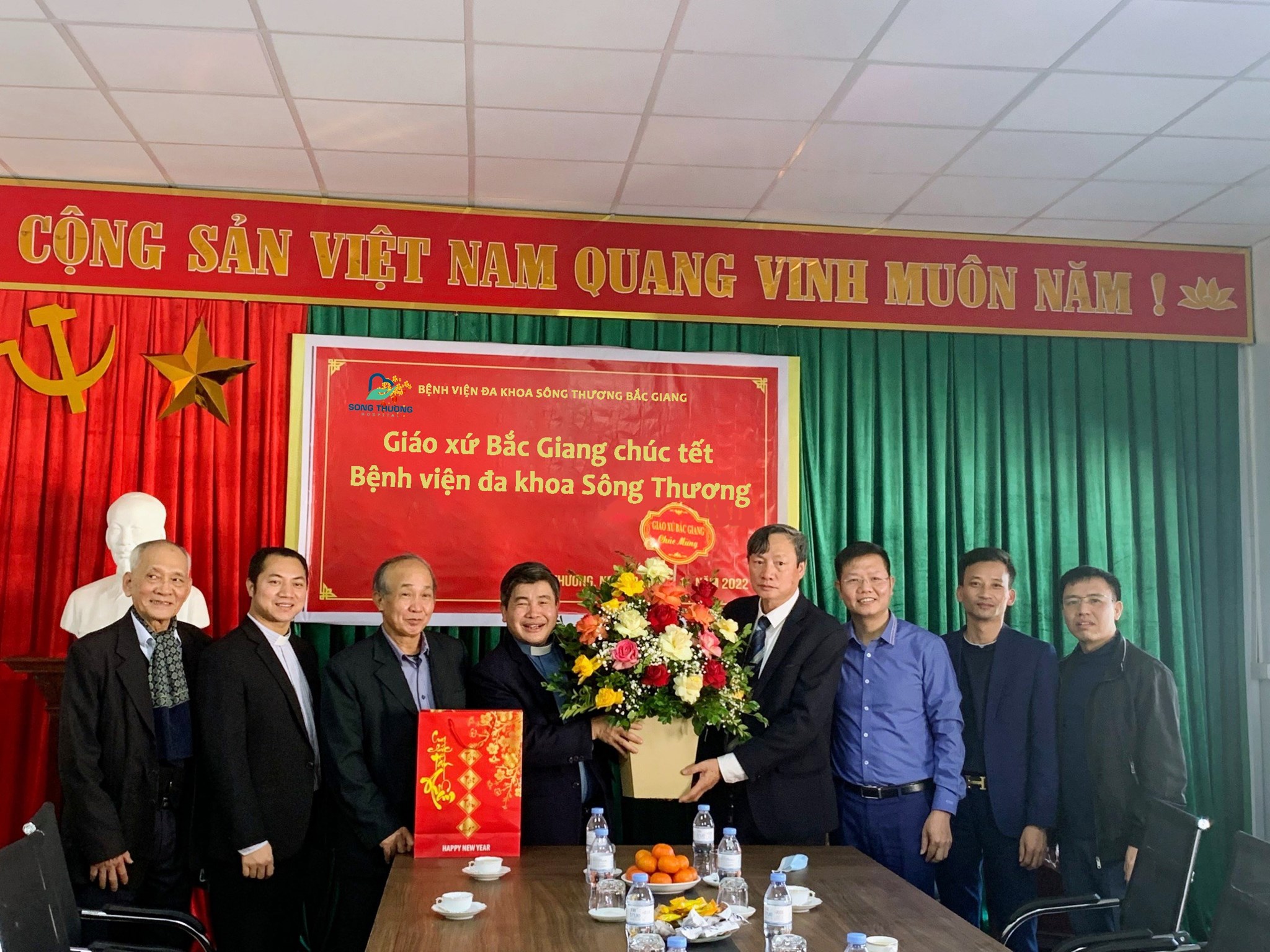 Giáo xứ Bắc Giang thăm và chúc tết Bệnh viện đa khoa Sông Thương